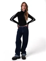 Jeans de corte relajado y tiro medio en color azul índigo. Presenta diseño clásico de cinco bolsillos, cierre de cremallera con botón y puños enrollados en la parte inferior de las piernas.