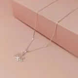 Conjunto de cadena fina con dije en forma de flor de loto, elaborado en plata 925.