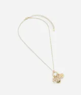 Collar dorado con cadena fina y dijes colgantes: flor, rosa y medallón con flor esmaltada.