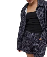 Conjunto de pijama Free People Early Morning Sleep con estampado animal print en tonos grises y negros. Incluye camisa de manga larga con cuello y cierre frontal con botones, y shorts con cintura elástica.