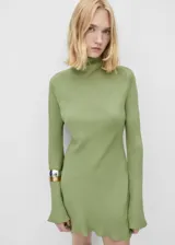 Vestido corto de color verde oliva, confeccionado en tejido fluido con cuello alto y mangas largas acampanadas. Presenta un diseño evasé que aporta movimiento a la prenda.