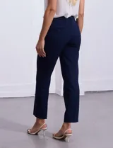 Pantalón de vestir color celeste, de corte recto y largo tobillero. Confeccionado en gabardina elastizada. Marca Zac & Rachel.