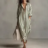 Vestido camisero maxi de corte holgado, con rayas verticales verdes y blancas, cuello camisero, escote en V y mangas largas con vuelta.