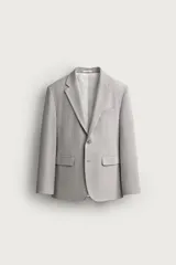 Blazer regular fit azul marino confeccionado en tejido con elasticidad, con cuello de solapas de muesca, cierre frontal con botones y bolsillos con solapa en la cadera.