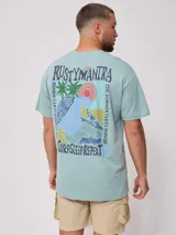 Remera negra de algodón con corte oversize y estampado frontal pequeño en blanco con el texto "Rusty Manira".