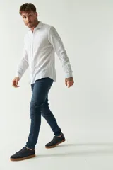 Camisa de manga larga color rosa claro con pequeños lunares azules, confeccionada en lino y algodón, de corte regular y logo bordado.