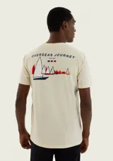 Remera de manga corta color beige con cuello redondo y diseño estampado en el pecho con el número 1880.
