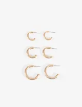 Set de tres pares de aros tipo argolla, de diseño bold y color dorado. Cada par tiene un tamaño diferente, siendo uno pequeño, uno mediano y uno grande.