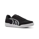 Championes deportivos de caña baja, color blanco hueso o crema, con cordones. Presentan texturas en el cuero y un diseño que recuerda a zapatillas de tenis retro.