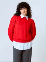 Sweater rojo de punto con cuello redondo y mangas largas abullonadas, con puños y dobladillo acanalados.