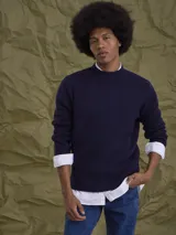 Sweater de cuello redondo confeccionado en mezcla de lana, con diseño de tejido de punto y sutiles líneas verticales en contraste.