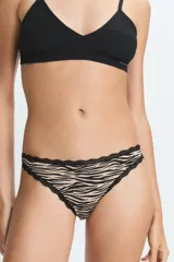 Bombacha tipo vedetina con estampado animal print de cebra, ribeteada con encaje negro en los bordes.