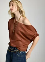 Blusa de satén color marrón, con diseño de un solo hombro y mangas cortas con puños fruncidos.