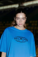 Remerón azul de algodón con estampa al agua en el frente.