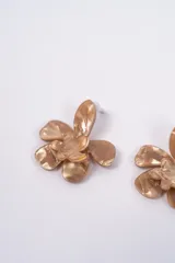 Aros colgantes con diseño de flor doble en resina marmolada color rojo con destellos anaranjados y violetas.