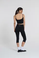 Top largo negro con doble agarre y doble capa de tela.