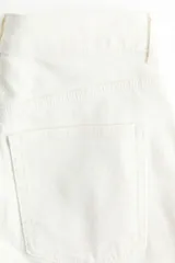 Short de denim de algodón de talle alto y diseño de cinco bolsillos, en color blanco.