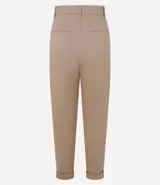 Pantalón mom de tiro alto con pliegues frontales, trabillas para cinturón y cierre frontal con botón y cremallera. Presenta un corte holgado en cadera y piernas con bajo ligeramente ajustado.