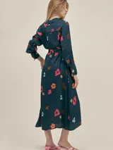 Vestido largo estilo camisero confeccionado en seda viscosa con estampado abstracto en blanco y negro. Cuenta con botones nacarados, bolsillos laterales, lazo para ajustar en la cintura y aberturas laterales.