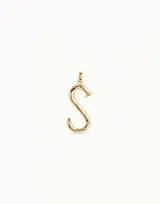 Charm unisex bañado en plata y/o oro, con forma de letra 'S' estilizada que imita la forma de un clavo.
