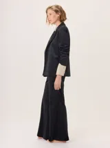 Pantalon de pierna levemente Oxford confeccionado en tejido simil terciopelo con brillo sutil. Presenta bolsillos laterales y un corte elegante.