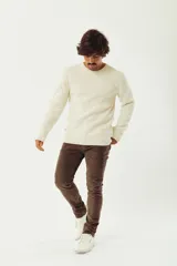 Pantalón de pana color gris topo, corte regular, con cinco bolsillos, cierre con botón y logo bordado.