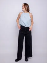 Musculosa celeste con cuello halter y espalda descubierta.