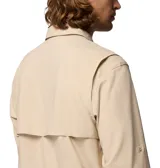 Camisa de manga larga Columbia en color beige, confeccionada en tejido técnico con tecnología Omni-Shade y Omni-Wick. Presenta cuello clásico, cierre frontal con botones y dos bolsillos frontales con solapa.