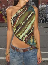 Top asimétrico con estampado abstracto en tonos marrones, verdes y celestes. Diseño de un solo hombro y corte irregular.