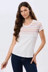 Remera de manga corta con cuello redondo, de color beige con diseño de franjas horizontales en tonos celestes y rosados en la parte superior.