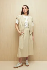 Falda midi color beige de algodón, nylon y elastano, con cintura elastizada y bolsillos laterales.