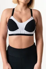 Soutien deportivo con copa y aro, color blanco y negro. Escote extra alto para mayor sujeción. Breteles elásticos regulables reforzados. Espalda con breteles cruzados y ganchos reforzados para adaptarse a tus movimientos. Confeccionado en algodón reforzado doble.