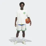 Remera de corte oversize color blanco, con cuello redondo y mangas cortas. Presenta un logo pequeño en el pecho y un estampado gráfico grande en la espalda con el emblema de Adidas Basketball.