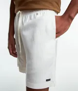 Bermuda verde militar para hombre, confeccionada en tela liviana de viscosa y cáñamo, con cintura elástica, cordón para ajuste y bolsillos laterales.