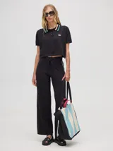 Pantalón de algodón color rojo, de corte holgado y pierna ancha, con pretina elástica y rayas bicolores al costado.