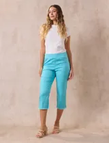 Pantalón capri color celeste en tencel elastizado, marca Ruby Rd. Pretina ancha elastizada, corte recto y terminación de ruedo desflecado.