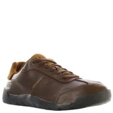 Zapatos casuales Caterpillar modelo Decisive, color marrón, confeccionados en cuero con cordones al tono, detalle de costuras reforzadas y logo de la marca grabado en el talón.