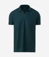 Remera polo de hombre en color marrón, confeccionada en tejido texturizado con mezcla de algodón y poliéster, de manga corta y cuello abierto sin botones.