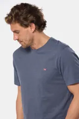 Remera básica de algodón color azul marino, de manga corta, con cuello redondo y logo bordado en el frente.