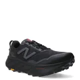 Championes de trail running New Balance Fresh Foam X Hierro v9, color negro con suela Vibram y detalles en naranja.