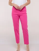 Pantalón de gabardina elastizada color beige, de tiro medio y calce slim. Cuenta con diseño pull-on sin cierres ni botones, cintura ancha, bolsillos delanteros simulados y bolsillos traseros ojal.