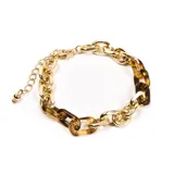 Pulsera de eslabones grandes, dorados y carey, con cierre de mosquetón y cadena de alargue.