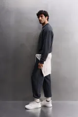 Sudadera negra de entrenamiento relaxed fit confeccionada en tejido de algodón con interior rizo, cuello redondo, manga larga y acabados en rib.