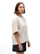 Remera beige de lino con mangas cortas y corte holgado.