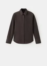 Camisa entallada de popelín de algodón color marrón, con cuello camisero, manga larga con puños abotonados y cierre frontal oculto con tapeta.