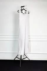 Vestido largo blanco de corte evasé y sin mangas.