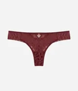 Conjunto de lencería compuesto por un corpiño tipo bralette con aros y una bombacha tipo bikini, ambos confeccionados en encaje con diseño geométrico en color bordó.
