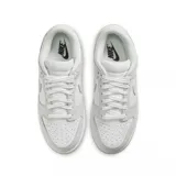 Championes Nike Dunk Low de diseño clásico, confeccionados en cuero sintético con una combinación de colores blanco y negro.