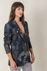 Blazer estampado en tonos de azul y visón, con bolsillos ojal y cierre de un botón.