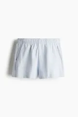 Short de algodón color celeste con elástico revestido en la cintura y bolsillos al bies.